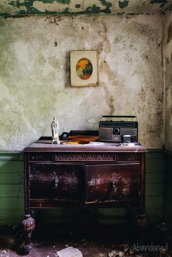 Vintage Radio at the Stone Clove Boarding House