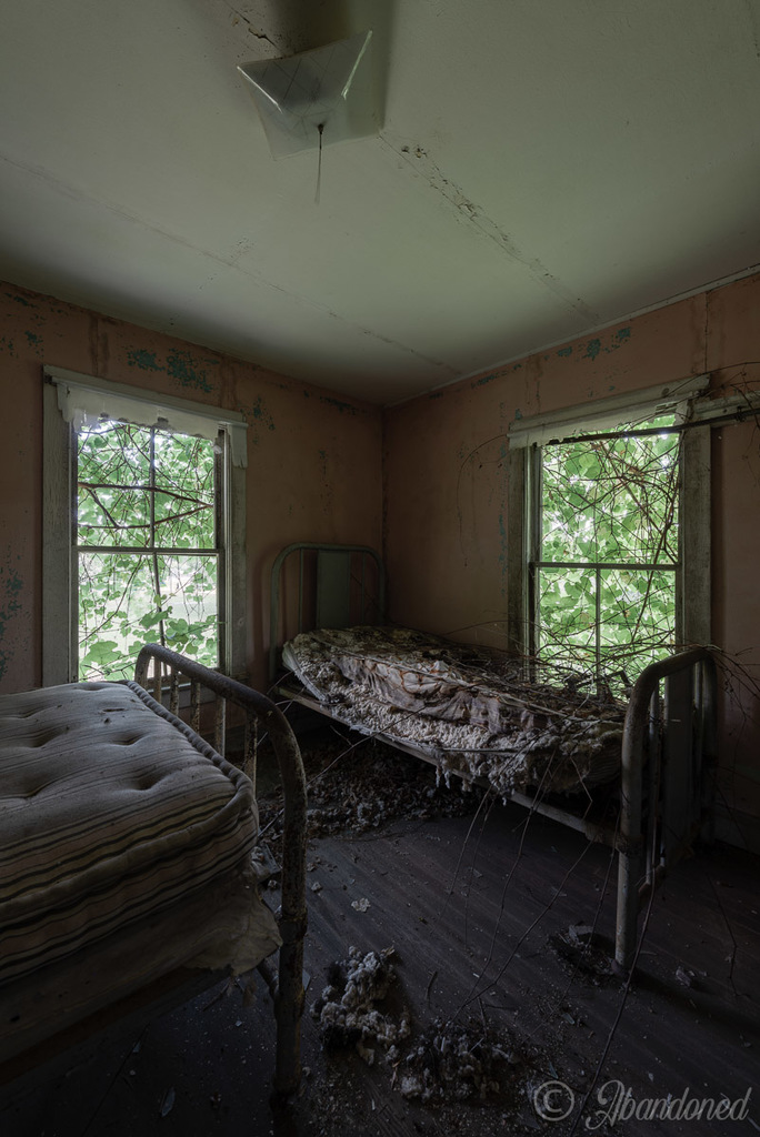 Abandoned Hamilton Cottages Guest Room