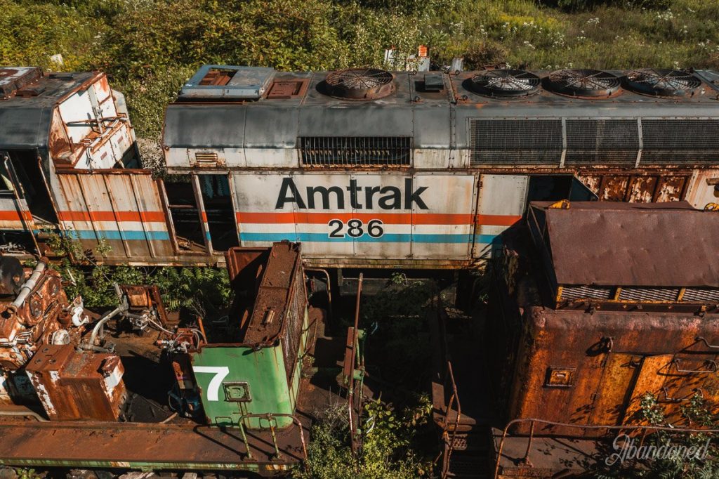 An Amtrak 286 awaits further scrapping. It is a former EMD F40PHR.